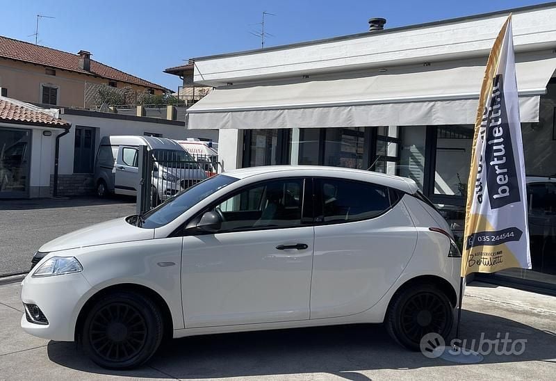 Usata Lancia Ypsilon 69 CV (50 kW) 2019 Bianco Utilitaria
