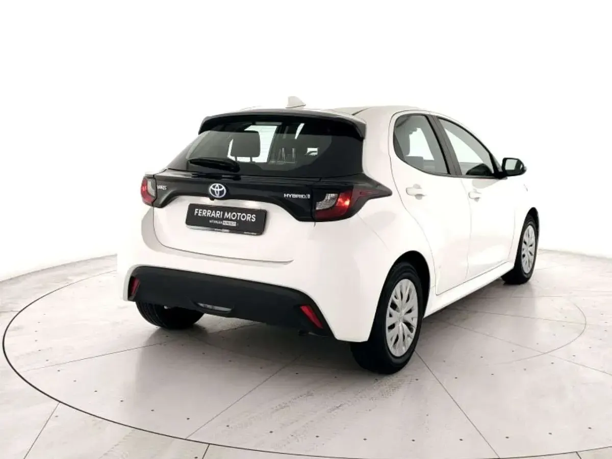 Usata Toyota Yaris Hybrid Business Edition 92 CV (67 kW) 2023 Super white Utilitaria