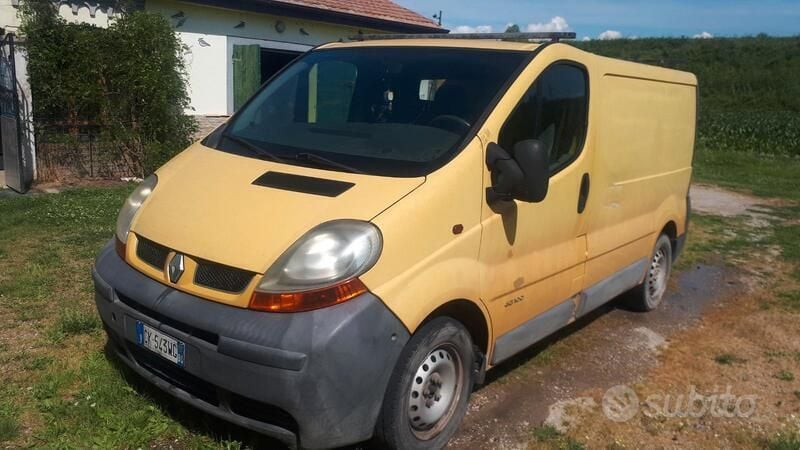 Usata Renault Trafic 100 CV (73 kW) 2003 Giallo Monovolume