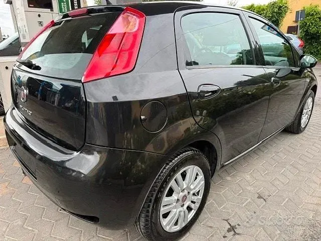 Begagnad Fiat Punto Lounge 69 HK (50 kW) 2017 Svart Halvkombi