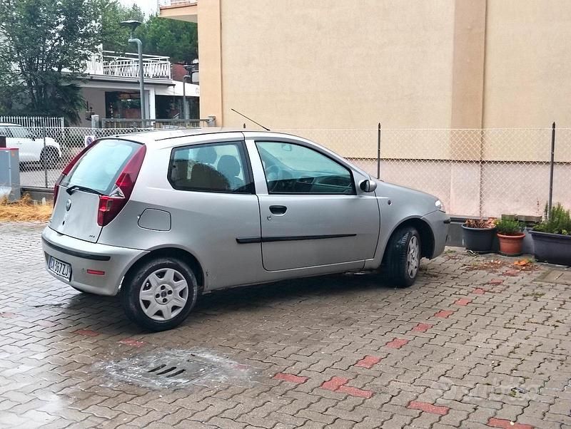Usata Fiat Punto 85 CV (62 kW) 2004 Grigio Berlina