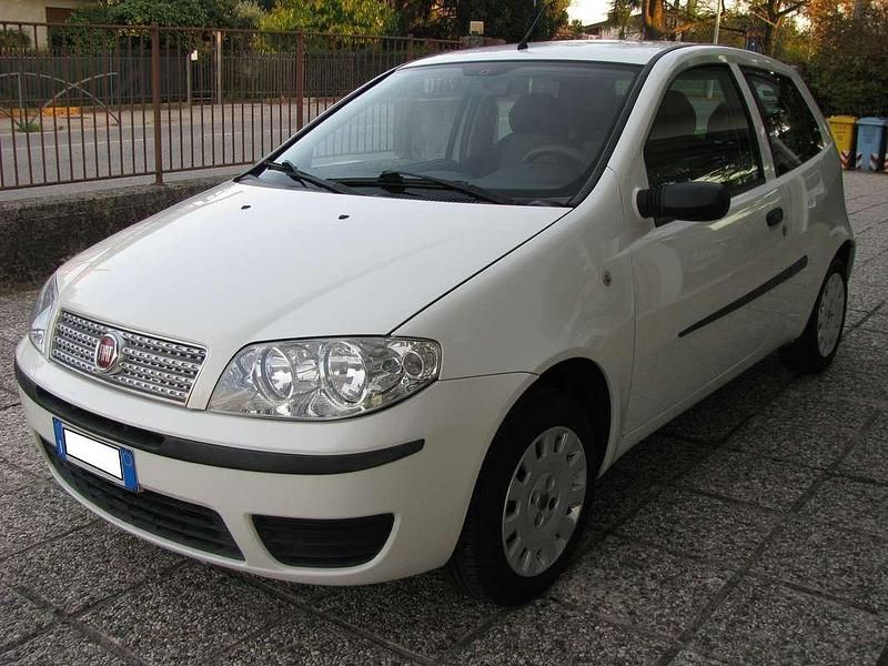 Bianco Usata 2009 Fiat Punto Active Tre volumi | 3500 € (Molto cara) - Immagine 1/4