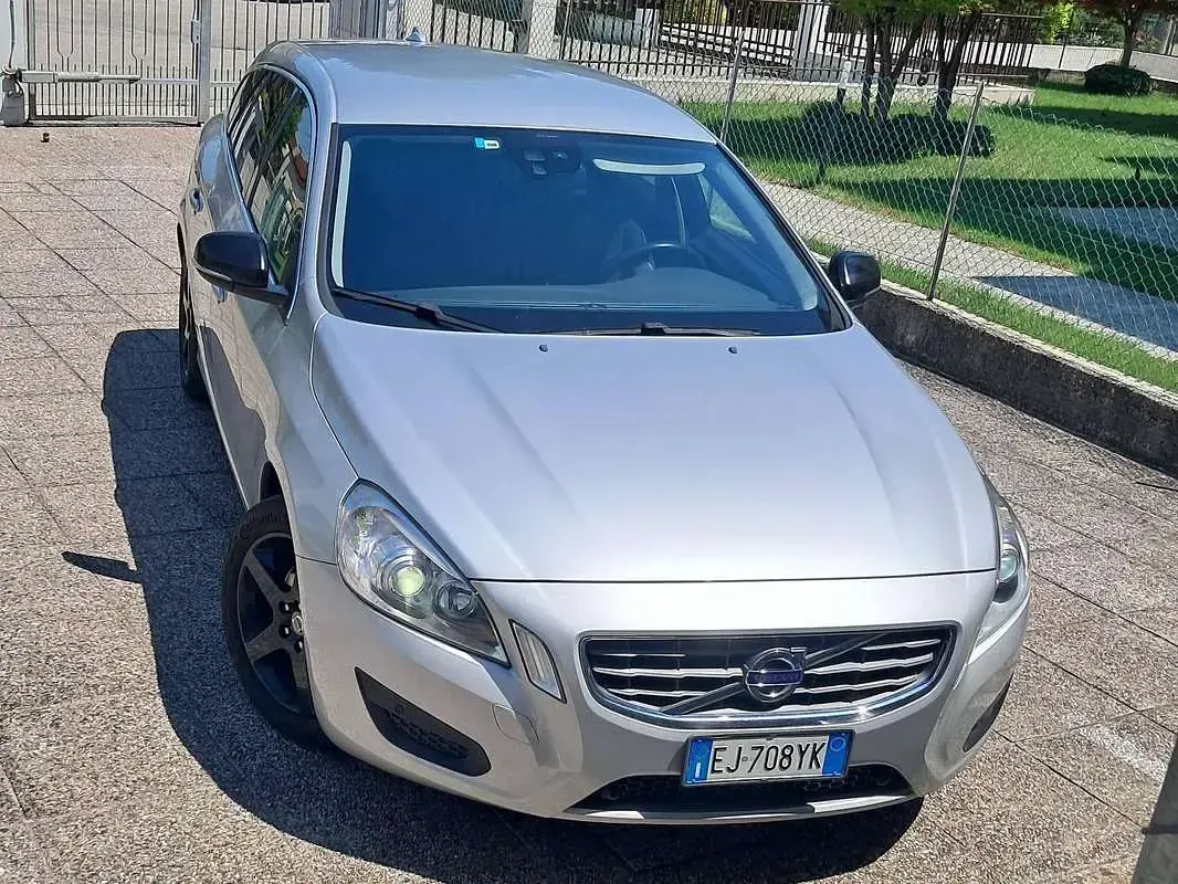 Usata Volvo V60 Momentum 163 CV (119 kW) 2011 Argento Station wagon