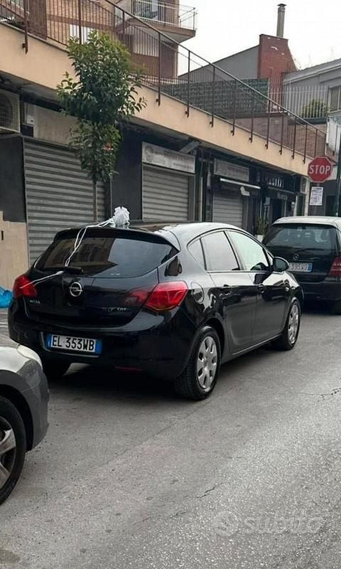 Usata Opel Astra 110 CV (80 kW) 2012 Nero Berlina
