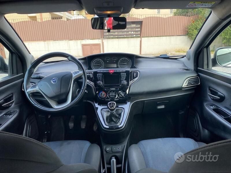 Usata Lancia Ypsilon 69 CV (50 kW) 2019 Grigio Utilitaria