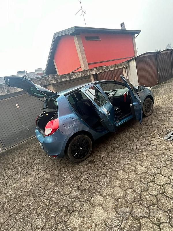Usata Renault Clio II 2011 Blu Berlina