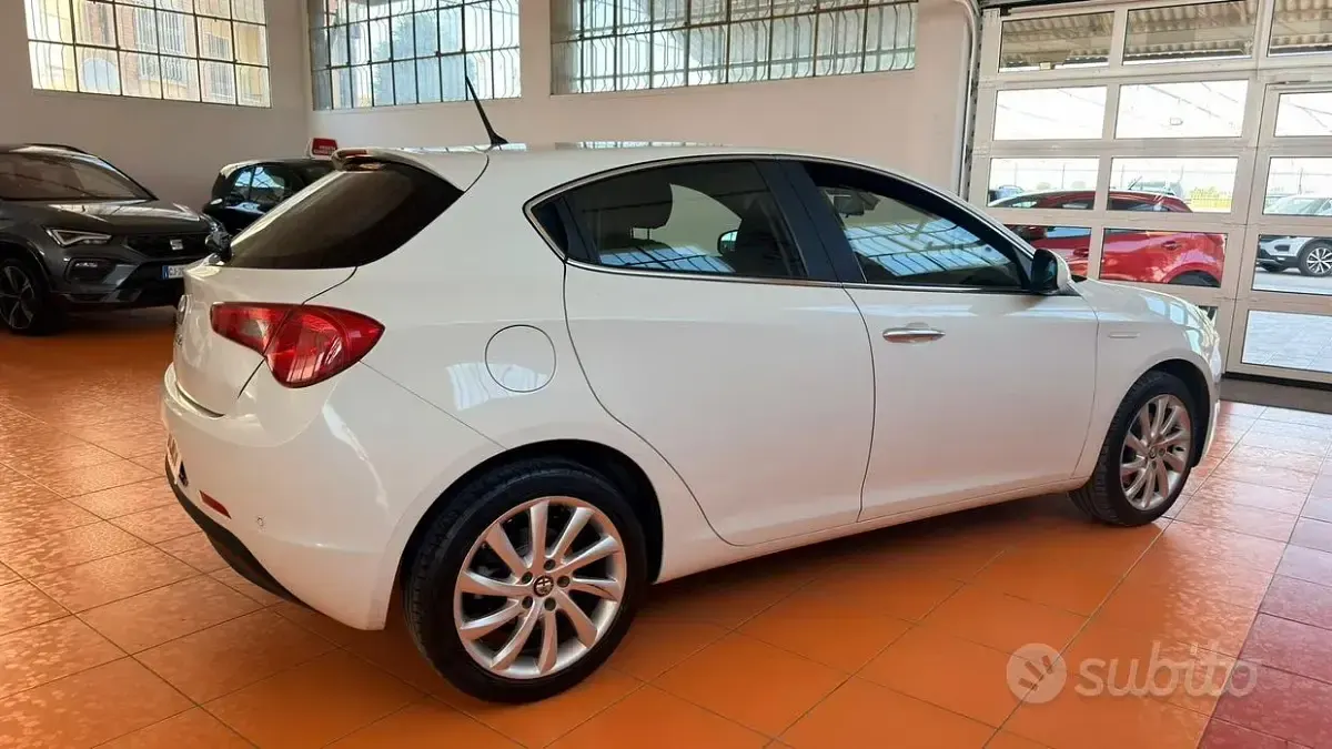 Usata Alfa Romeo Giulietta Distinctive 170 CV (125 kW) 2011 Bianco Utilitaria