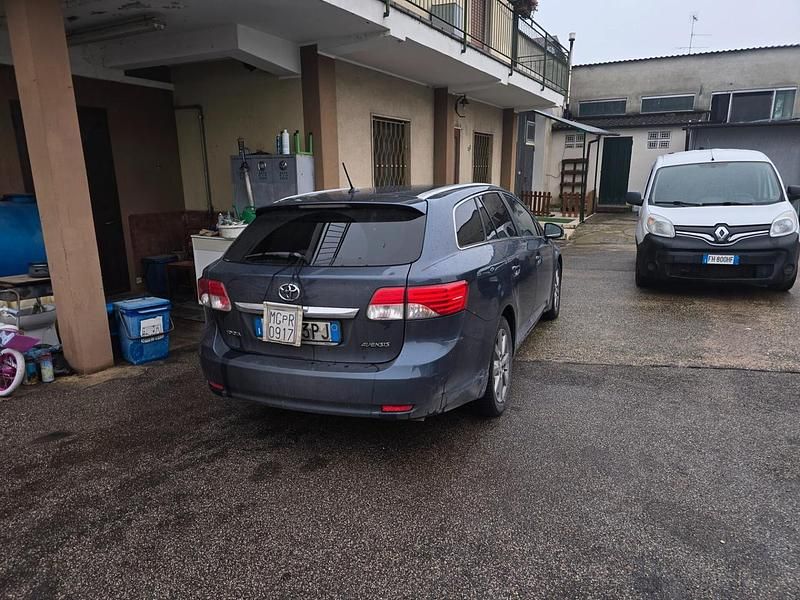Usata Toyota Avensis Lounge 123 CV (90 kW) 2013 Grigio Station wagon