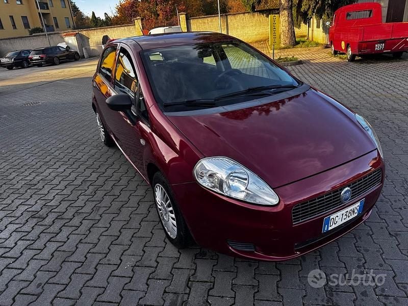Rosso Usata 2007 Fiat Grande Punto Dynamic Due volumi | 2200 € (Buon prezzo) - Immagine 1/4