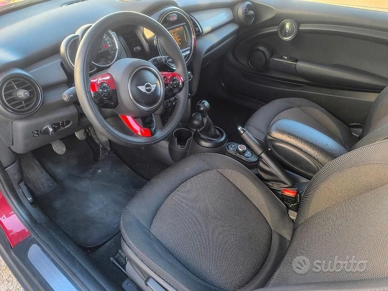 Begagnad Mini ONE 75 HK (55 kW) 2015 Röd Halvkombi