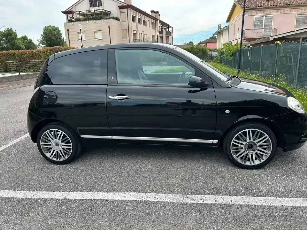 Usata Lancia Ypsilon 60 CV (44 kW) 2008 Nero Utilitaria