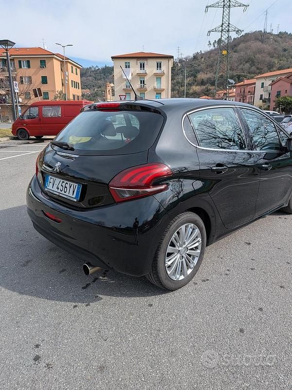 Usata Peugeot 208 Allure 83 CV (61 kW) 2019 Nero Utilitaria