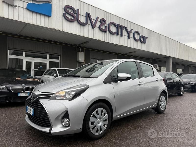 Grigio Usata 2015 Toyota Yaris Tre volumi | 7900 € (Buon prezzo) - Immagine 1/4