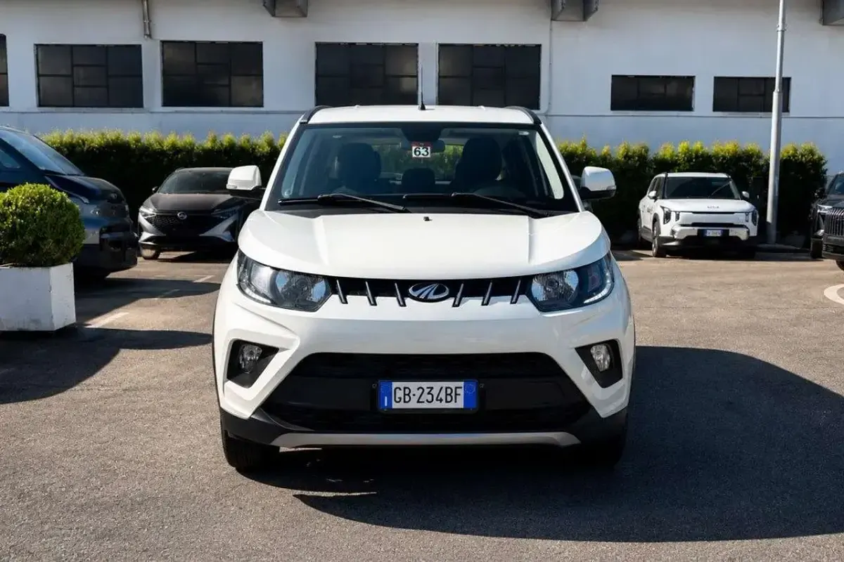 Usata Mahindra KUV100 87 CV (63 kW) 2020 Bianco SUV