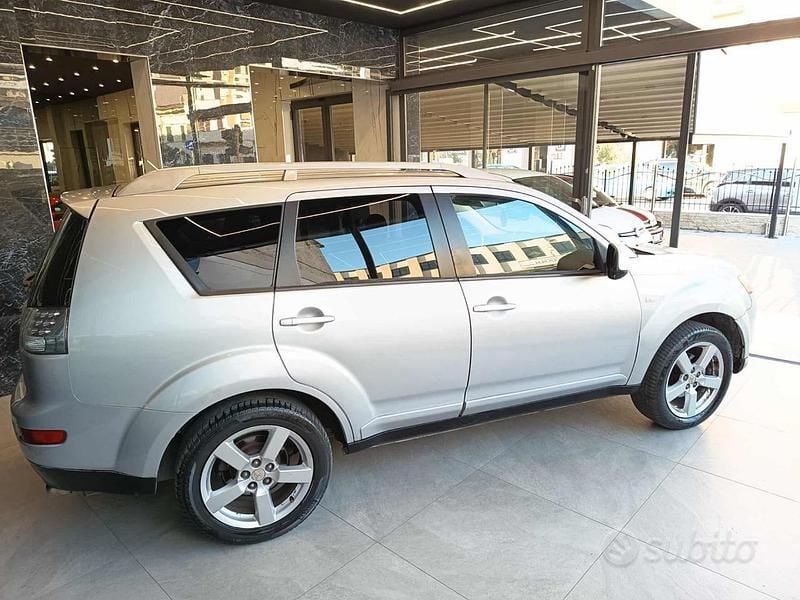 Usata Mitsubishi Outlander Invite 140 CV (102 kW) 2007 Grigio scuro SUV