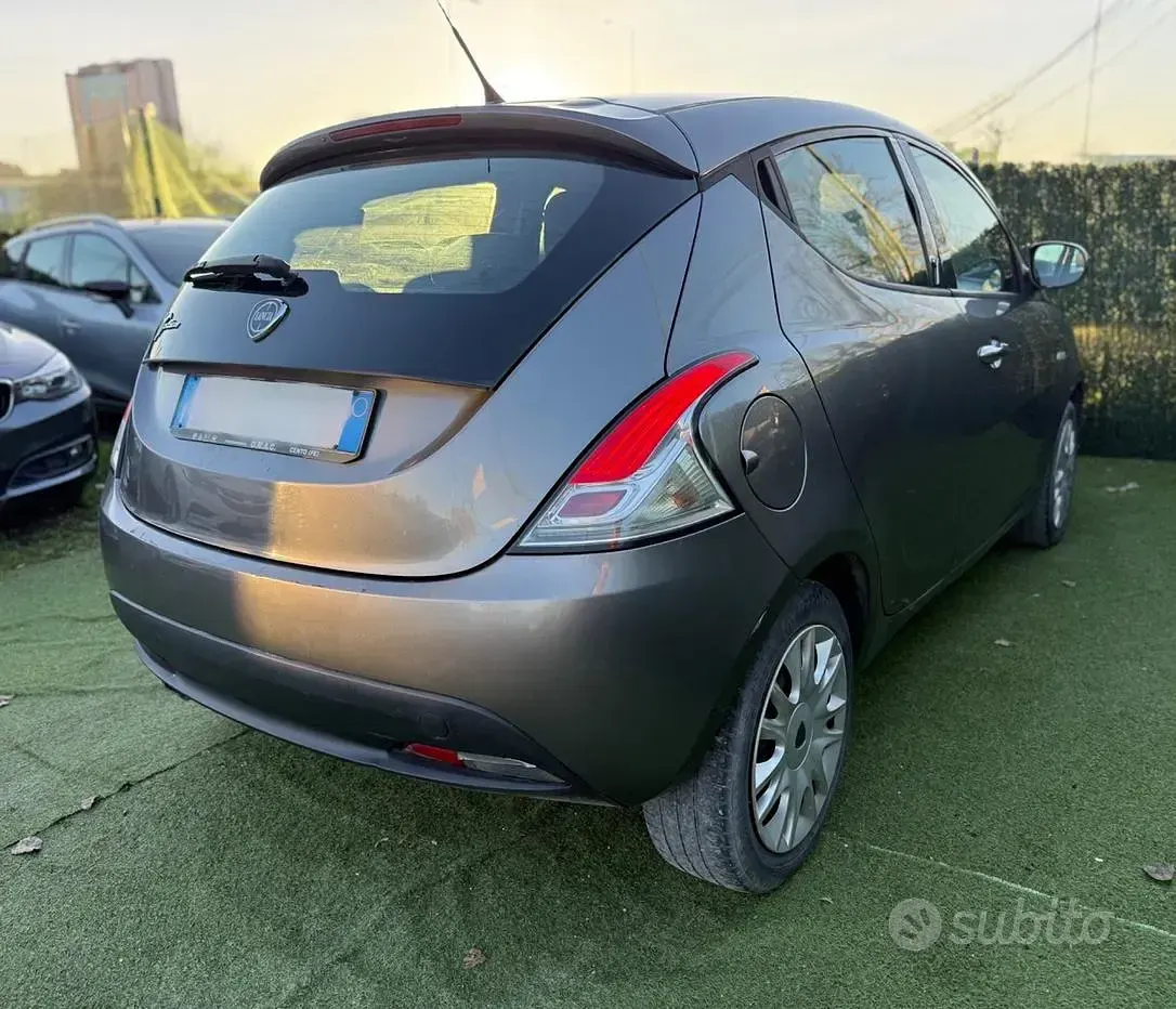 Usata Lancia Ypsilon 69 CV (50 kW) 2013 Grigio Utilitaria
