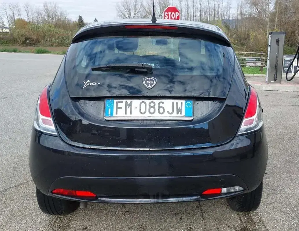 Usata Lancia Ypsilon Silver 69 CV (50 kW) 2018 Nero Utilitaria