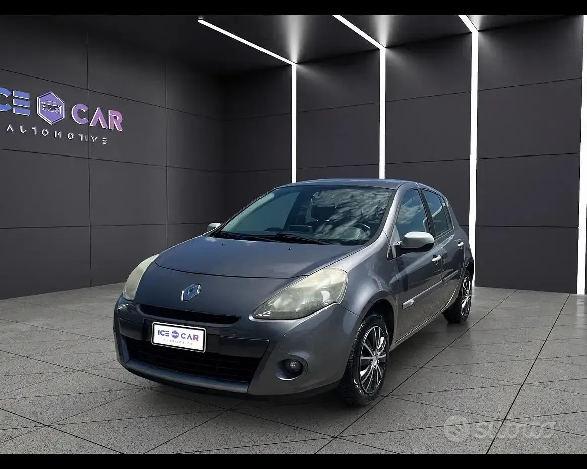 Usado Renault Clio II 75 CV (55 kW) 2009 Gris Berlina