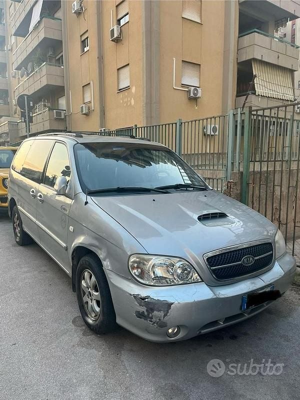 Usado Kia Carnival 145 CV (106 kW) 2004 Gris Monovolumen
