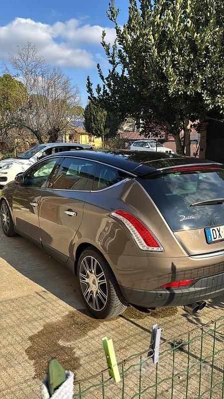 Usata Lancia Delta 240 CV (176 kW) 2009 Marrone Utilitaria