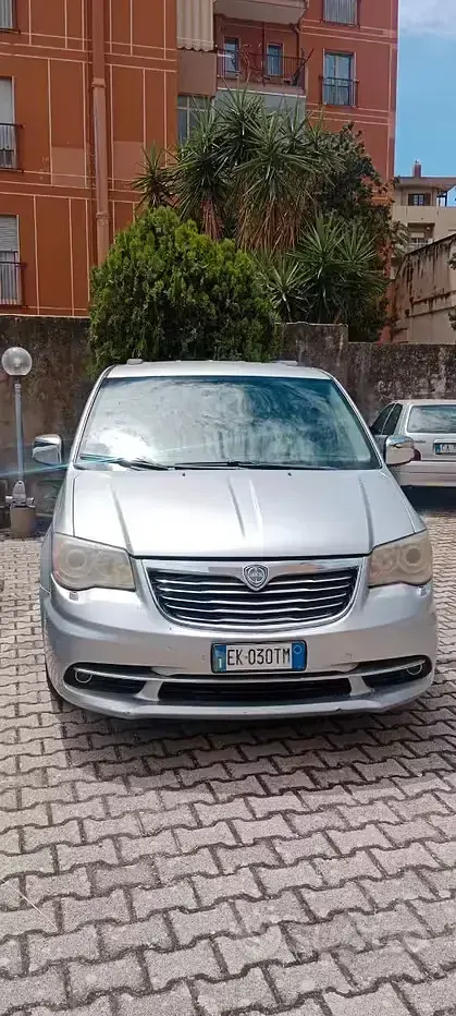 Usata Lancia Voyager 163 CV (119 kW) 2011 Grigio Monovolume