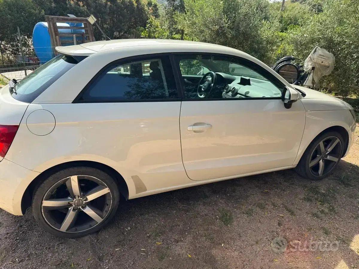 Usata Audi A1 Ambition 105 CV (77 kW) 2011 Bianco Utilitaria