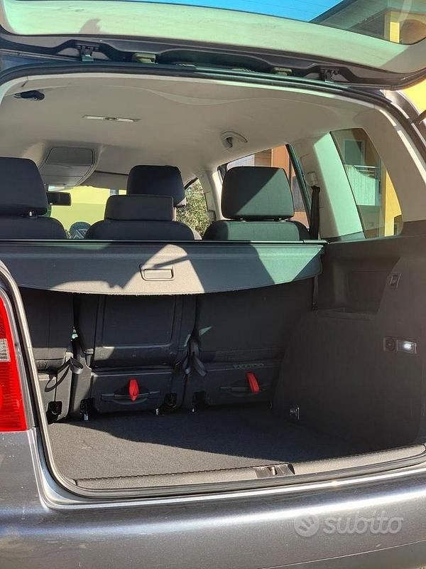 Begagnad VW Touran Highline 105 HK (77 kW) 2006 Grå Minibuss