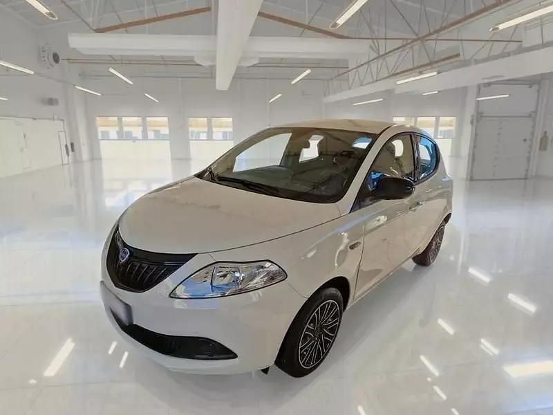Bianco Usata 2024 Lancia Ypsilon Utilitaria | 14.750 € (Cara) - Immagine 1/4