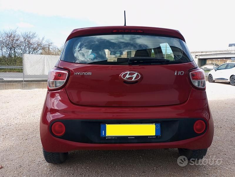 Usata Hyundai i10 Comfort 68 CV (50 kW) 2017 Rosso Utilitaria