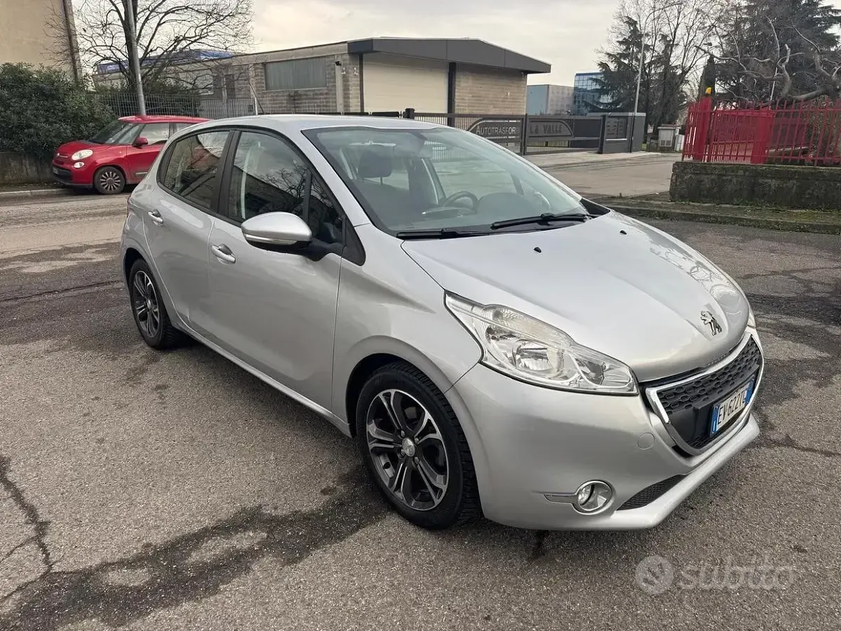 Usata Peugeot 208 95 CV (69 kW) 2014 Grigio Utilitaria