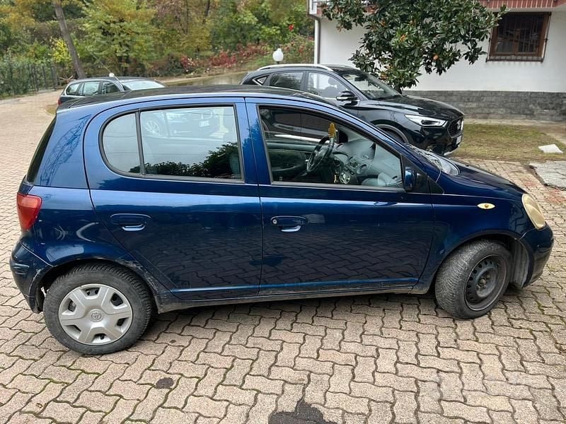 Usata Toyota Yaris 65 CV (47 kW) 2004 Blu Berlina
