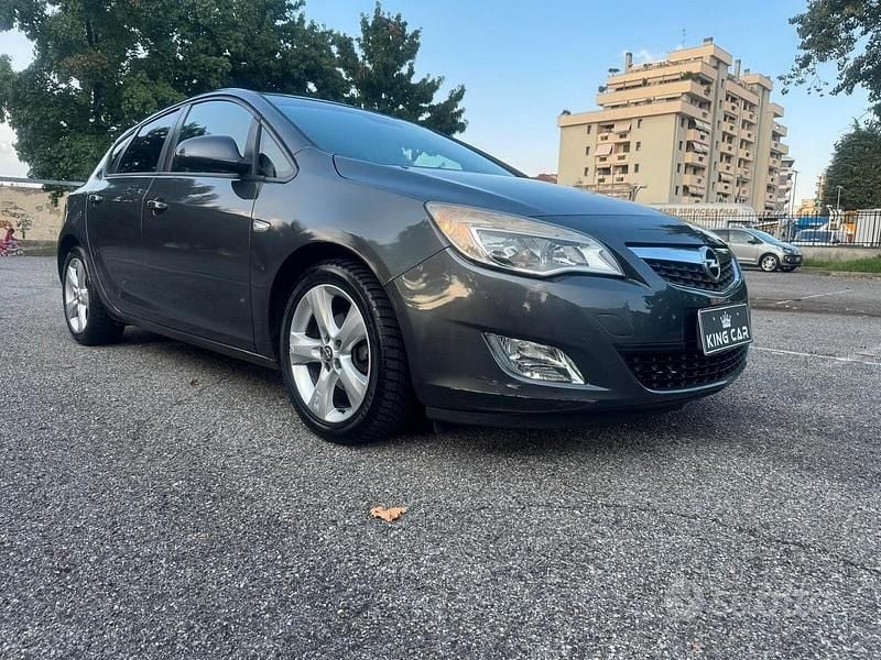 Usata Opel Astra Cosmo 100 CV (73 kW) 2010 Grigio Berlina