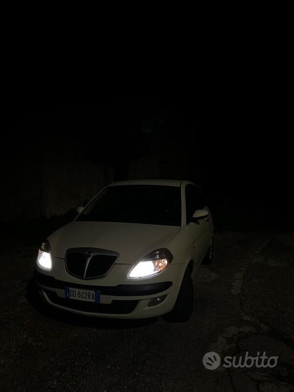 Usata Lancia Ypsilon 75 CV (55 kW) 2005 Bianco Utilitaria