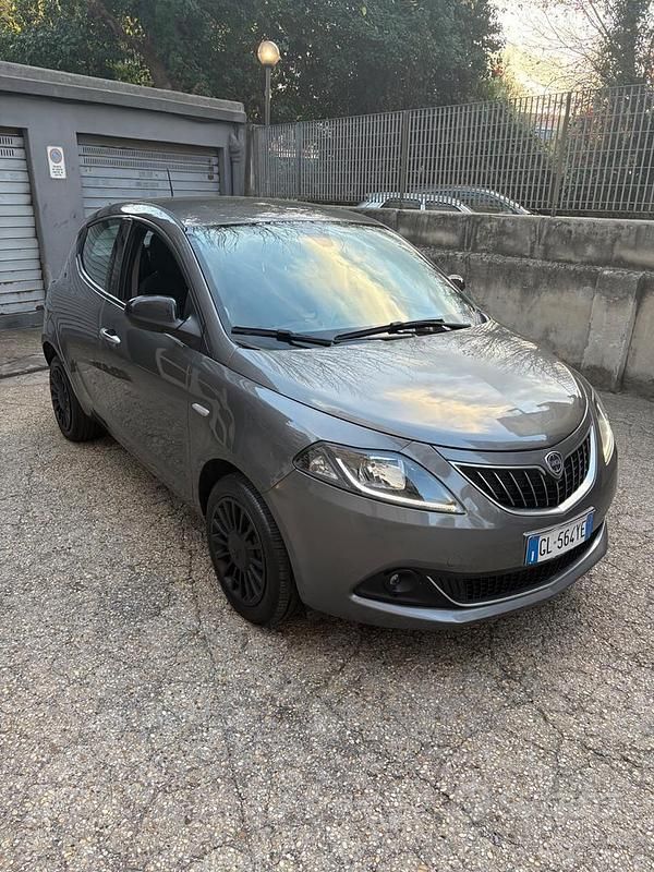 Usata Lancia Ypsilon Gold 69 CV (50 kW) 2022 Grigio Utilitaria