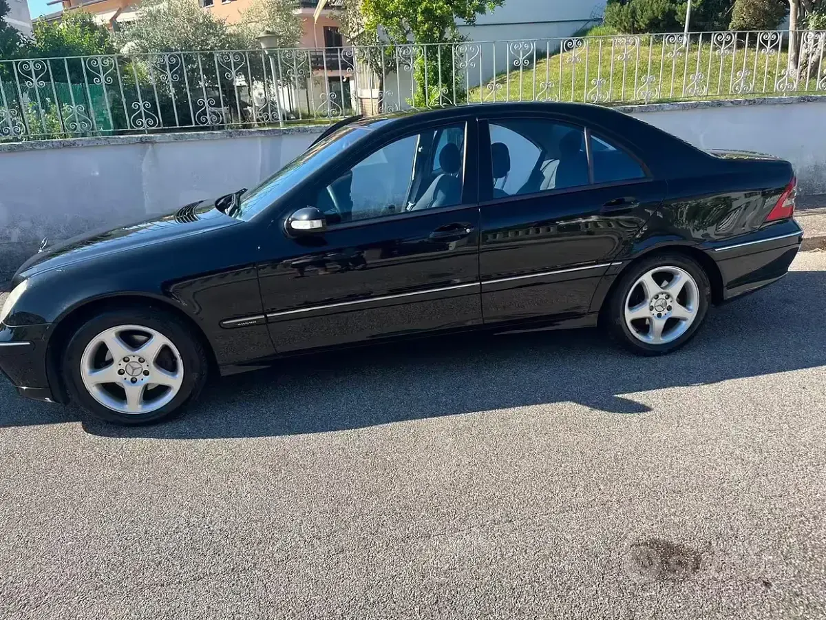 Usata Mercedes C200 95 CV (69 kW) 2003 Nero Berlina