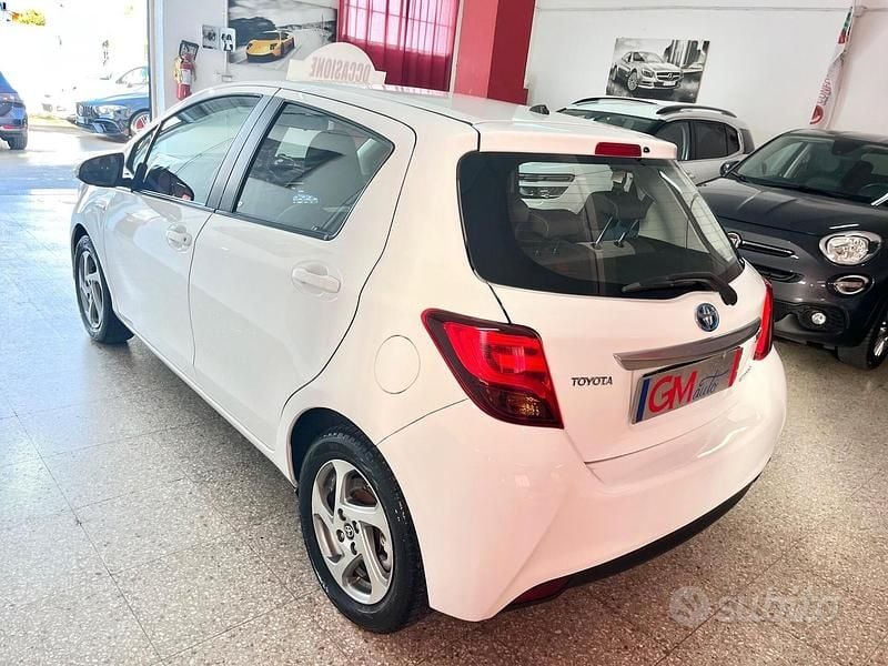 Usata Toyota Yaris Hybrid Style 73 CV (53 kW) 2015 Bianco Berlina