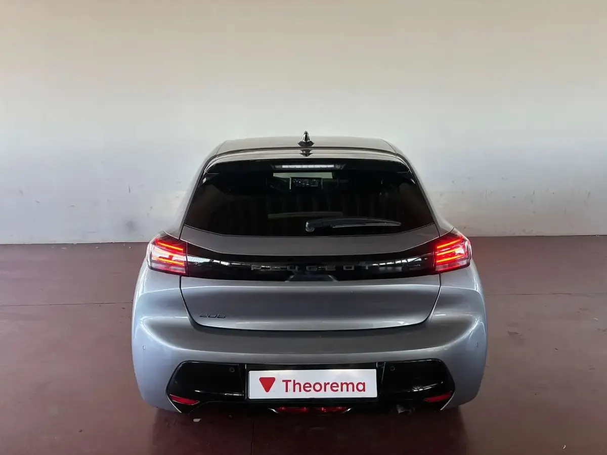 Usado Peugeot 208 Allure 101 CV (74 kW) 2025 Gris Utilitario