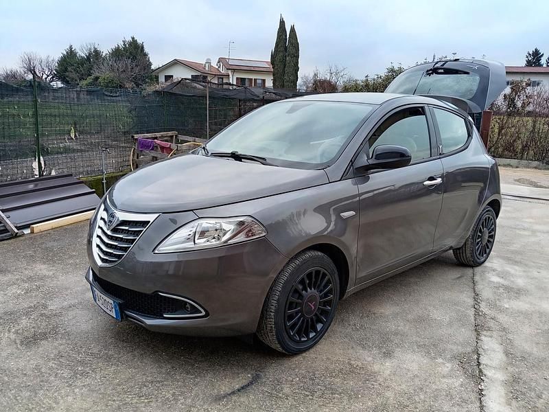 Usata Lancia Ypsilon Gold 85 CV (62 kW) 2014 Marrone Utilitaria