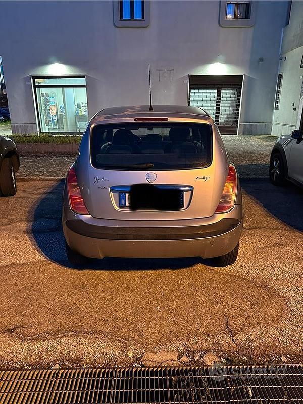 Usata Lancia Ypsilon 69 CV (50 kW) 2003 Grigio Utilitaria