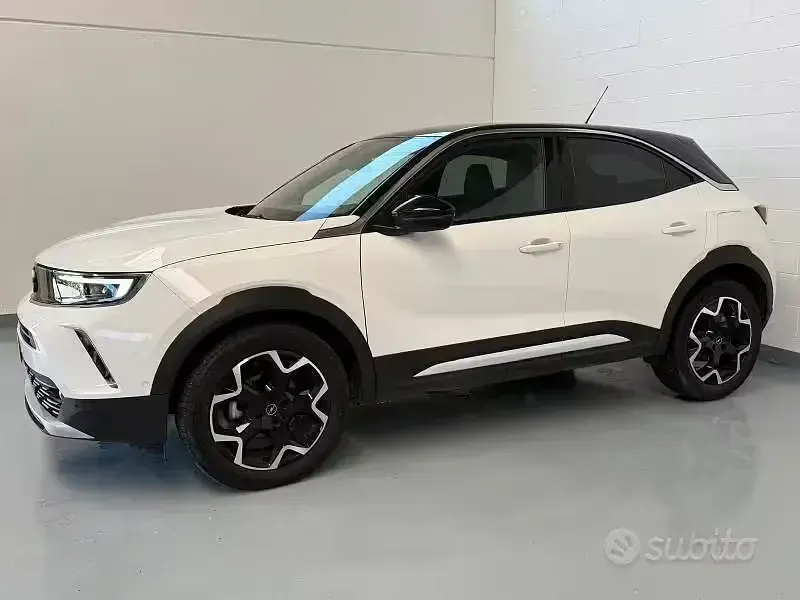 Usata Opel Mokka Ultimate 131 CV (96 kW) 2022 Bicolore tetto nero/bianco alp SUV