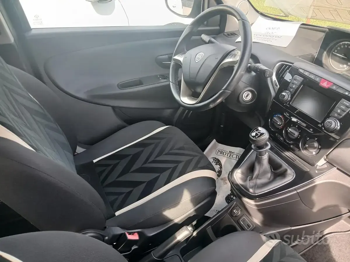 Usata Lancia Ypsilon Gold 69 CV (50 kW) 2016 Bluazzurro Utilitaria