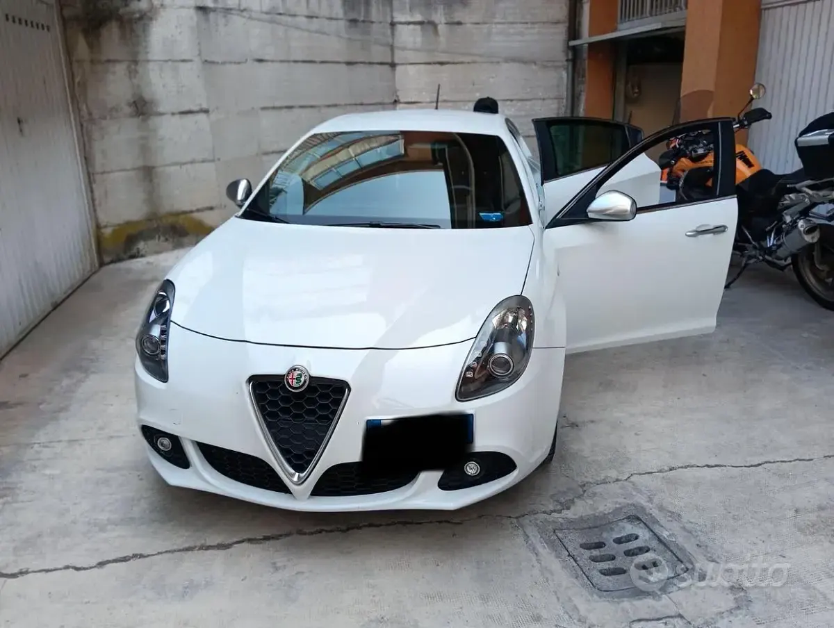 Usata Alfa Romeo Giulietta Exclusive 140 CV (102 kW) 2012 Bianco Utilitaria