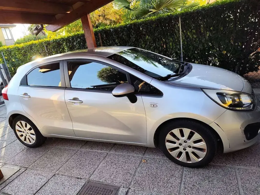 Usata Kia Rio EX 86 CV (63 kW) 2011 Argento Berlina