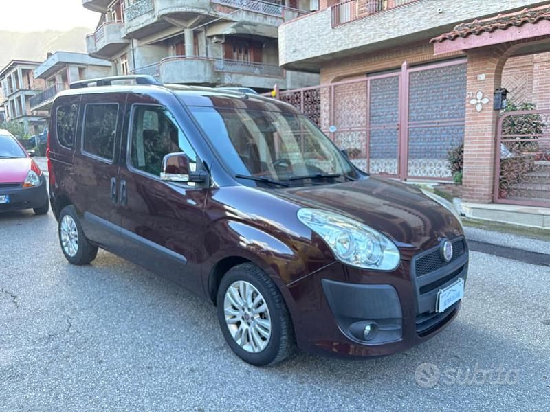 Usata Fiat Doblò Emotion 105 CV (77 kW) 2011 Marrone Monovolume