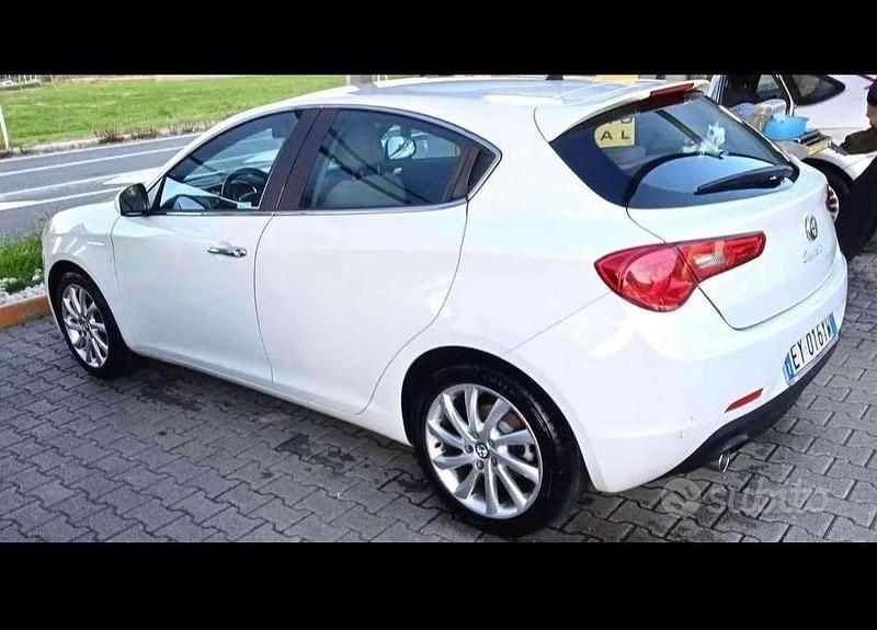 Bianco Usata 2015 Alfa Romeo Giulietta Distinctive Tre volumi | 7500 € (Ottimo prezzo) - Immagine 1/4