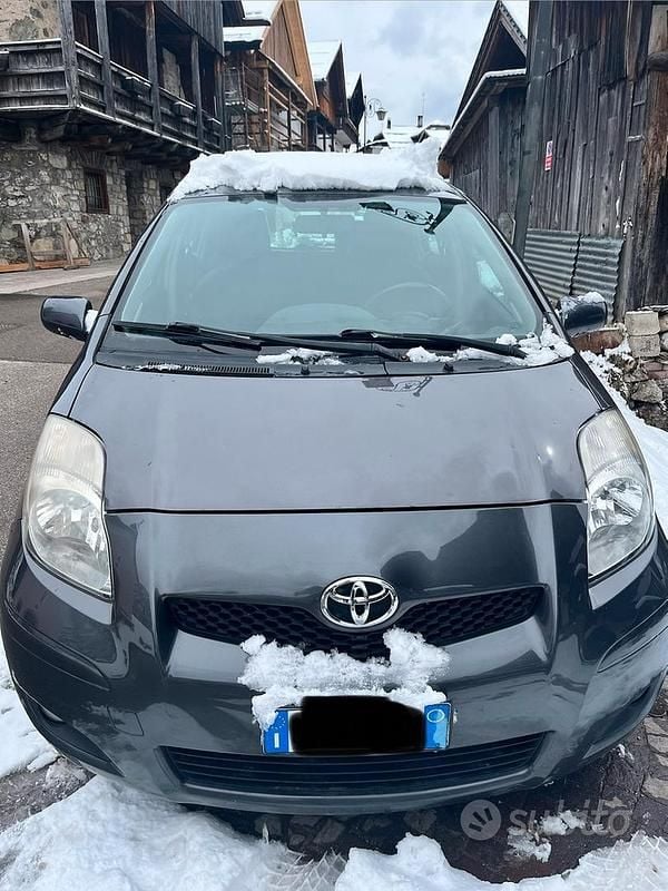 Usata Toyota Yaris 101 CV (74 kW) 2010 Grigio Utilitaria