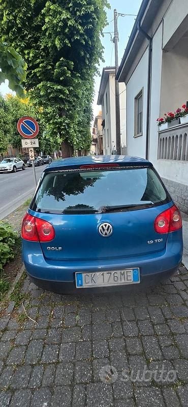 Usata VW Golf IV 105 CV (77 kW) 2005 Blu Berlina