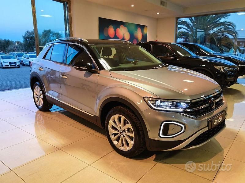 Usata VW T-Roc 116 CV (85 kW) 2023 Grigio chiaro SUV
