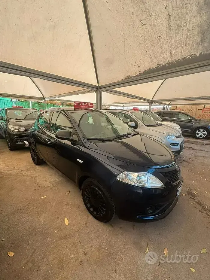Usata Lancia Ypsilon Gold 69 CV (50 kW) 2018 Blu Utilitaria