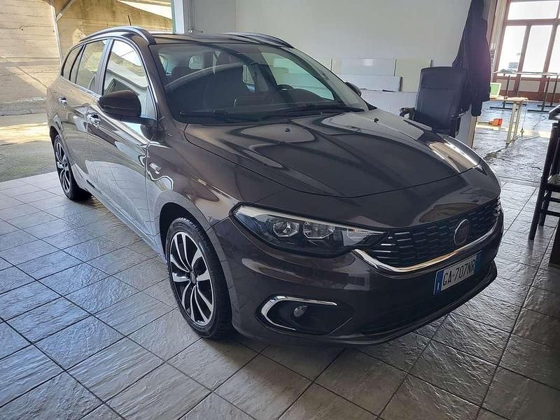 Usata Fiat Tipo Lounge 120 CV (88 kW) 2020 Marrone Station wagon